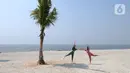 Warga senam di hamparan pasir putih White Sand Beach, Pantai Indah Kapuk (PIK) 2, Jakarta Utara, Sabtu (5/6/2021). Hamparan pasir putih buatan sepanjang sekitar 4 Km menjadi salah satu destinasi warga Jabotabek untuk berlibur. (merdeka.com/Arie Basuki)