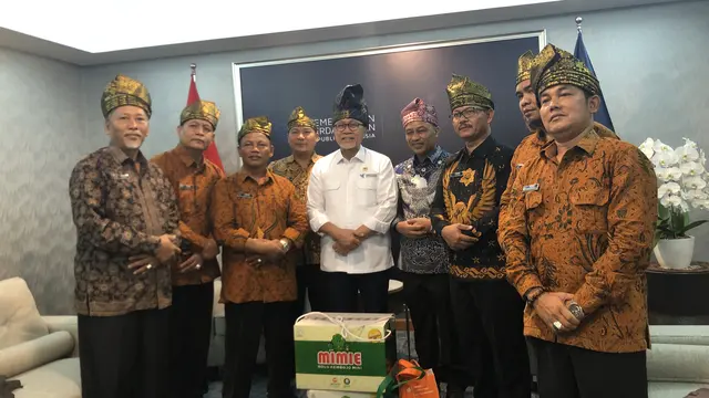 Menteri Perdagangan (Mendag) Zulkifli Hasan menerima kunjungan Asosiasi Pedagang Mie dan Bakso (APMISO) Riau, di Kementerian Perdagangan (Kemendag), Jakarta Pusat, Senin (11/12/2023). (Elza/Liputan6.com)
