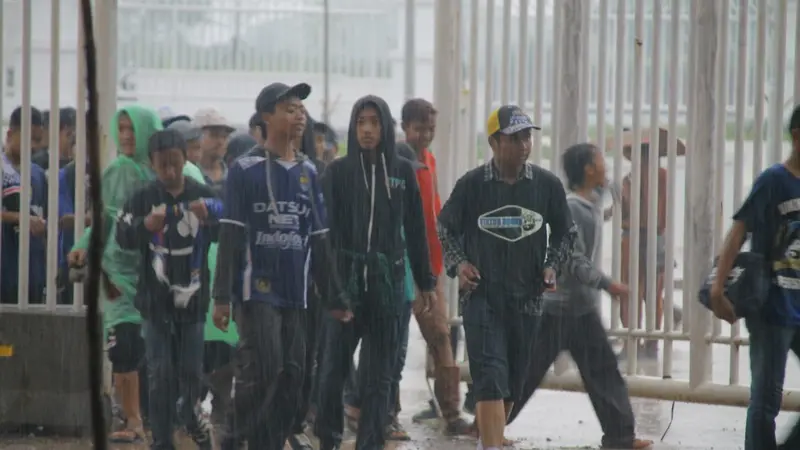 Pendukung Persib Bandung mendatangi Stadion Pakansari untuk menyaksikan laga tempat 3 Piala Presiden 2017 melawan Semen Padang, Sabtu (11/3/2017. 