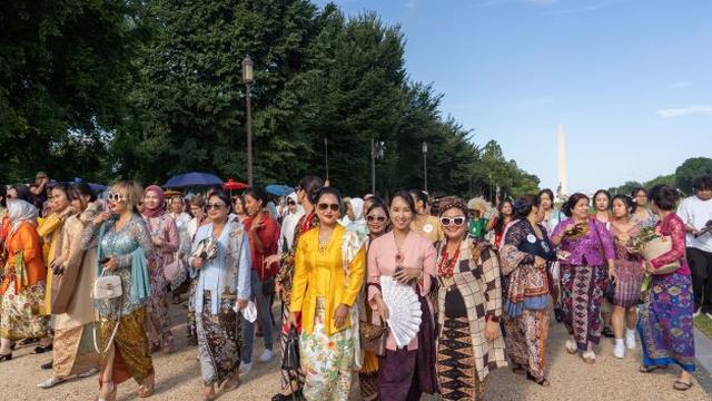 WNI dan diaspora di Washington D.C, Amerika Serikat menggelar acara parade kebaya demi mendorong kebaya menjadi warisan tak benda UNESCO pada 7 Agustus 2022. (Dok: Kemlu RI)