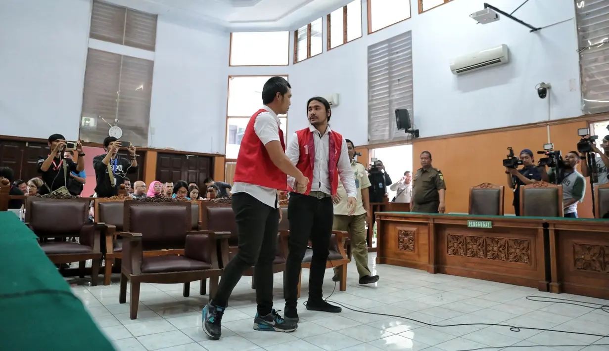 "Mengadili saudara Diego Maradona dan Marcello Tahitoe telah terbukti secara sah bersama-sama melakukan penyalahgunaan narkoba dan menjatuhkan pidana kepada keduanya masing-masing 9 bulan penjara," kata majelis hakim. (Adrian Putra/Bintang.com)