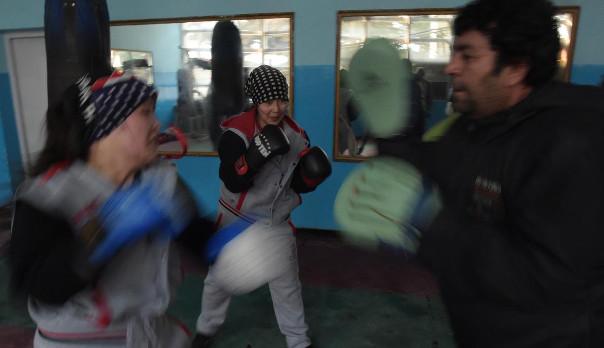 Para petinju ini tak hanya berlatih fisik tapi juga teknik bertinju yang benar di Stadion Ghazi, Kabul, Afganistan, (27/1/2016). (AFP/Shah Marai)