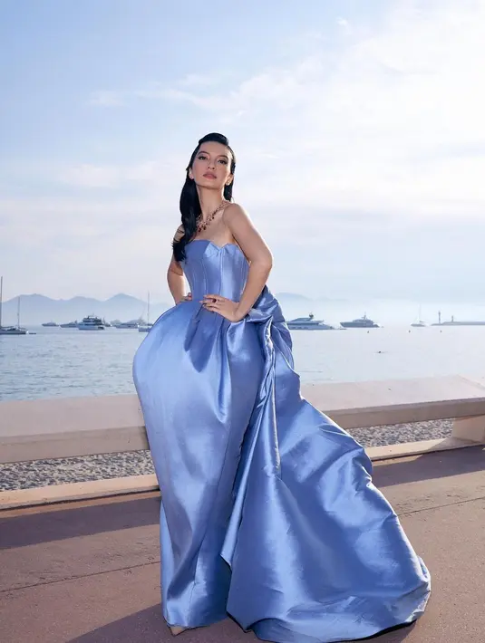 Tak ketinggalan penampilan megah Raline Shah dibalut strapless ball gown berwarna biru muda yang super cantik. Detail pita besar di bagian belakang gaun mempermanis penampilan keseluruhan Raline. [Foto: Instagram/ralineshah]
