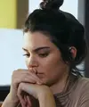 Kendall Jenner tetap membuat penggemar penasaran dengan operasi plastiknya. (Galore Mag)