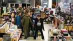 Penggemar The Beatles berkumpul di HMV Liverpool pada acara peluncuran khusus tengah malam untuk perilisan lagu terakhir The Beatles "Now and Then" di Liverpool, Inggris, Kamis (2/11/2023). Perilisan lagu terakhir The Beatles memungkinkan penggemar di kota asal keempat anggota The Beatles tersebut menjadi orang pertama yang mendapatkan musik baru tersebut. (Peter Byrne/PA via AP)