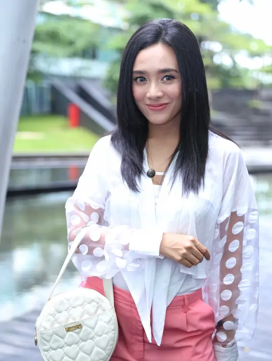 Bukan hanya itu, ternyata Dea pun terkadang liburan tanpa sang suami. Bahkan, ia lebih memilih liburan bersama ibunda, saudara dan teman wanita. Terpenting, ia selalu mengantongi izin dari suami tercinta. (Adrian Putra/Bintang.com)