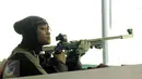 Petembak Indonesia, Maharani Ardi berkonsemtrasi jelang laga Final 50m RIFLE 3 positions  women di Kejuaraan Menembak se-Asia Tenggara di Jakarta, Senin (23/11/2015). Maharani menempati   posisi enam dengan 383.3 poin. (Liputan6.com/Helmi Fithriansyah)