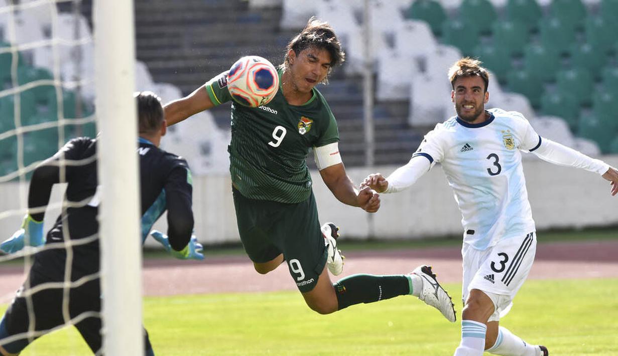 Pemain Bolivia, Marcelo Martins, mencetak gol ke gawang Argentina pada laga kualifikasi Piala Dunia 2022 di Estadio Hernando Siles, Rabu (14/10/2020). Argentina menang dengan skor 2-1. (AP/Juan Karita)