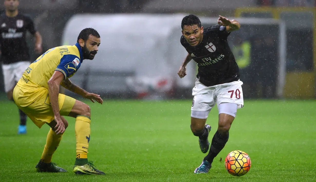 Penyerang AC Milan, Carlos Bacca (kanan) berusaha membawa bola dari kawalan gelandang Chievo, Giampiero Pinzi pada laga serie A di stadion San Siro, Italia (28/10/2015). AC Milan menang atas Chievo dengan skor 1-0. (AFP PHOTO/OLIVIER MORIN)
