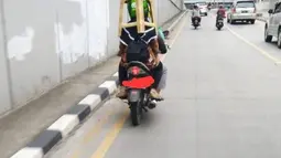 Pengamanan ganda, enggak cuma terlindungi helm, kepalanya juga terlindungi oleh kursi plastik. (Source: instagram.com/@newdramaojol.id)