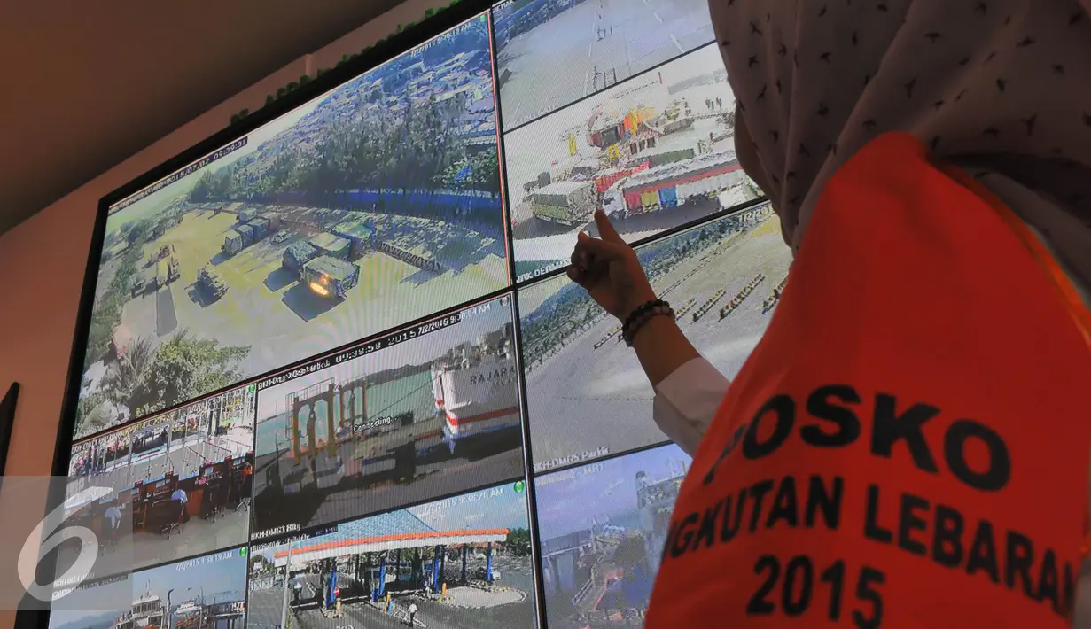 Petugas memperlihatkan arus mudik di Posko Tingkat Nasional Angkutan Lebaran Terpadu 2015 Kemenhub, Jakarta, Kamis (2/7/15). Posko dibentuk untuk melakukan pemantauan dan pengendalian Lalu Lintas. (Liputan6.com/Herman Zakharia)