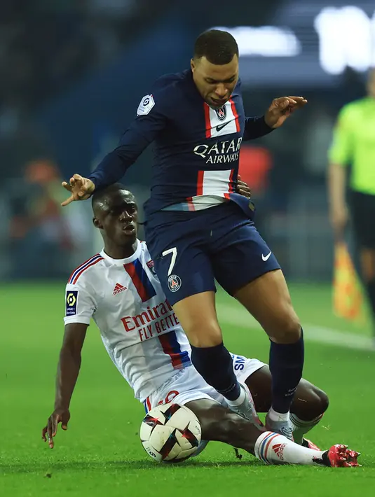 PSG yang menurunkan duet Lionel Messi dan Kylian Mbappe di lini depan masing-masing hanya mencatat lima shot on goal sepanjang pertandingan, semuanya berhasil diamankan kiper Anthony Lopes. (AP Photo/Aurelien Morissard)