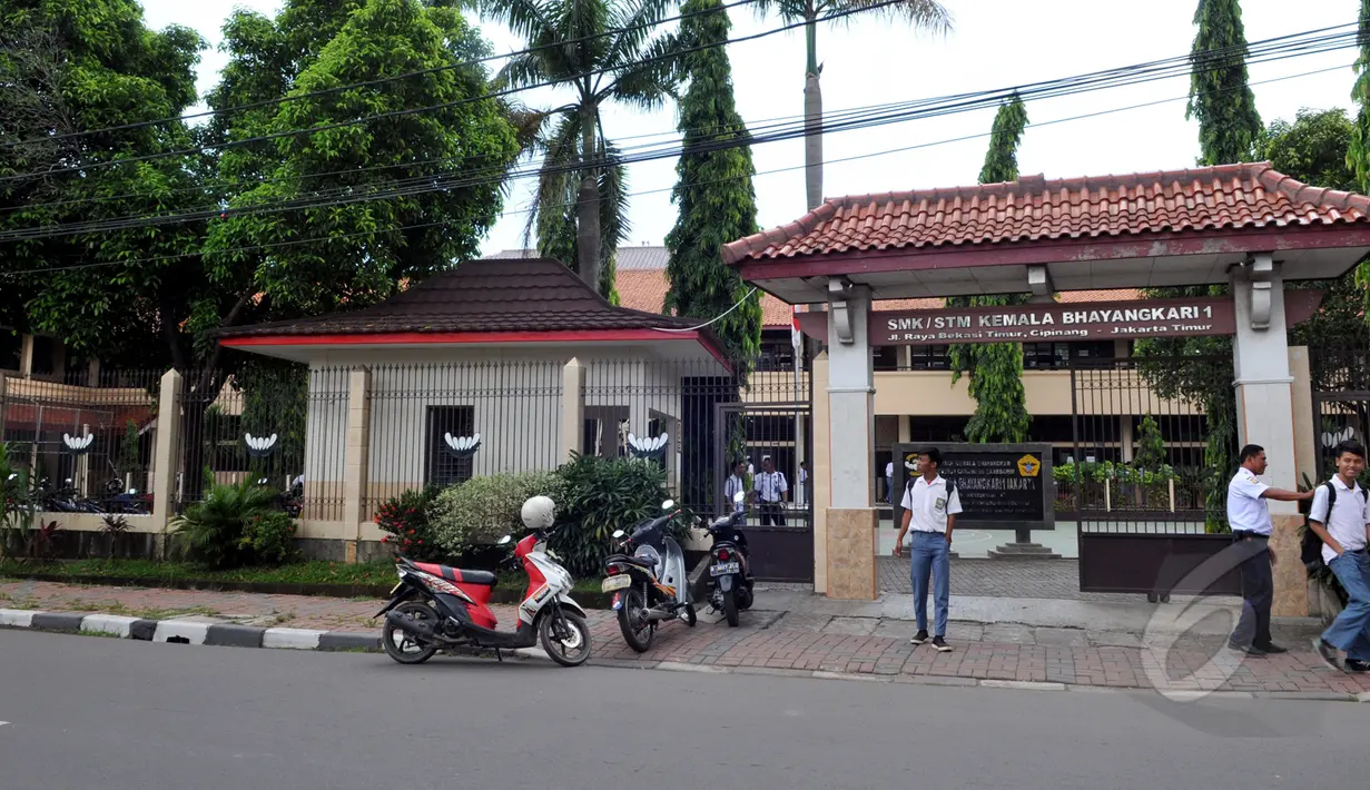 Tampak Sejumlah pelajar berjalan di depan SMK Kemala Bhayangkari 1, Jakarta Timur, Cipinang, Senin (30/3/2015). SMK Kemala Bhayangkari 1 Jakarta Timur merupakan tempat Olga Syahputra pernah menimba ilmu. (Liputan6.com/Panji Diksana)