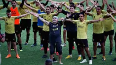 Legenda Argentina, Diego Maradona menyanyi bersama timnya dan penggemar selama sesi latihan di Stadion Banorte, Meksiko,(10/9). Diego Maradona resmi menjadi manajer Dorados de Sinalo menggantikan Francisco Gamez yang dipecat. (AP Photo/Marco Ugarte)