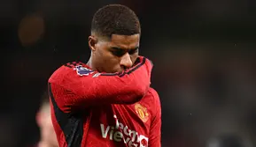 Ekspresi lesu dari Marcus Rashford setelah Manchester United kalah 0-3 dari Bournemouth dalam lanjutan Premier League 2023/2024, Sabtu (9/12/2023) malam WIB. (AFP/Oli Scarff)