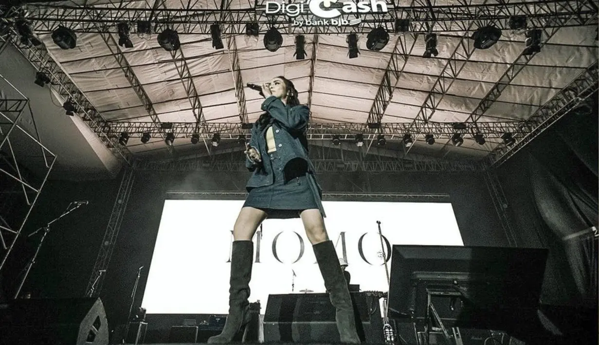 Momo saat tampil di panggung Playlist Live Festival 2.0 di Bandung, Minggu (18/9/2022). Momo membagikan momen-momen manggung melalui postingan akun Instagram pribadinya, Kamis (22/9/2022). (Instagram/@therealmomogeisha)