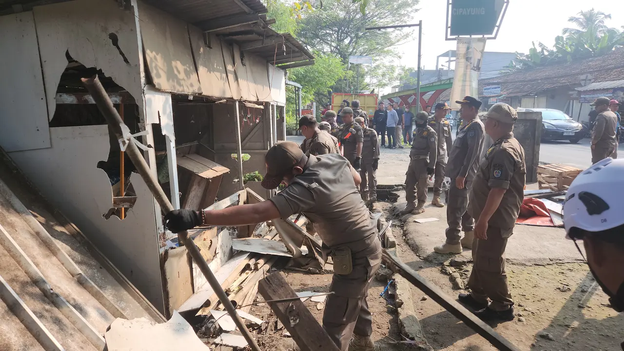 Satpol PP Kota Depok melakukan penertiban bangli di Jalan Raya Cipayung, Depok.