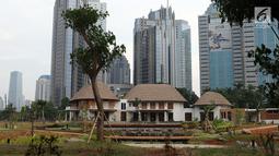 Sebuah bangunan tempat beristirahat berdiri di tengah area Hutan Kota di Kawasan Kompleks GBK, Jakarta, Rabu (19/9). Hutan kota dibangun di atas lahan bekas tempat latihan golf akan menjadi kawasan hijau rekreasi. (Liputan6.com/Helmi Fithriansyah)