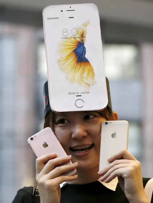 Seorang wanita asal Jepang menunjukkan iPhone 6s di Apple Store di pusat perbelanjaan, Tokyo, Jepang (25/9/2015). iPhone 6s dibandrol dengan harga sekitar 12 juta - 15 juta rupiah, sedangkan 6s Plus 13 juta - 17 juta rupiah. (REUTERS/Issei Kato) 