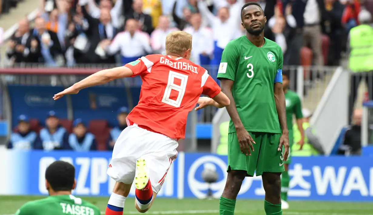 Gelandang Rusia, Yuri Gazinskiy, merayakan gol ke gawang Arab Saudi pada laga Grup A Piala Dunia di Stadion Luzhniki, Moskow, Kamis (15/6/2018). Dirinya merupakan pencetak gol perdana pada Piala Dunia 2018. (AFP/Kirill Kudryavtsev)
