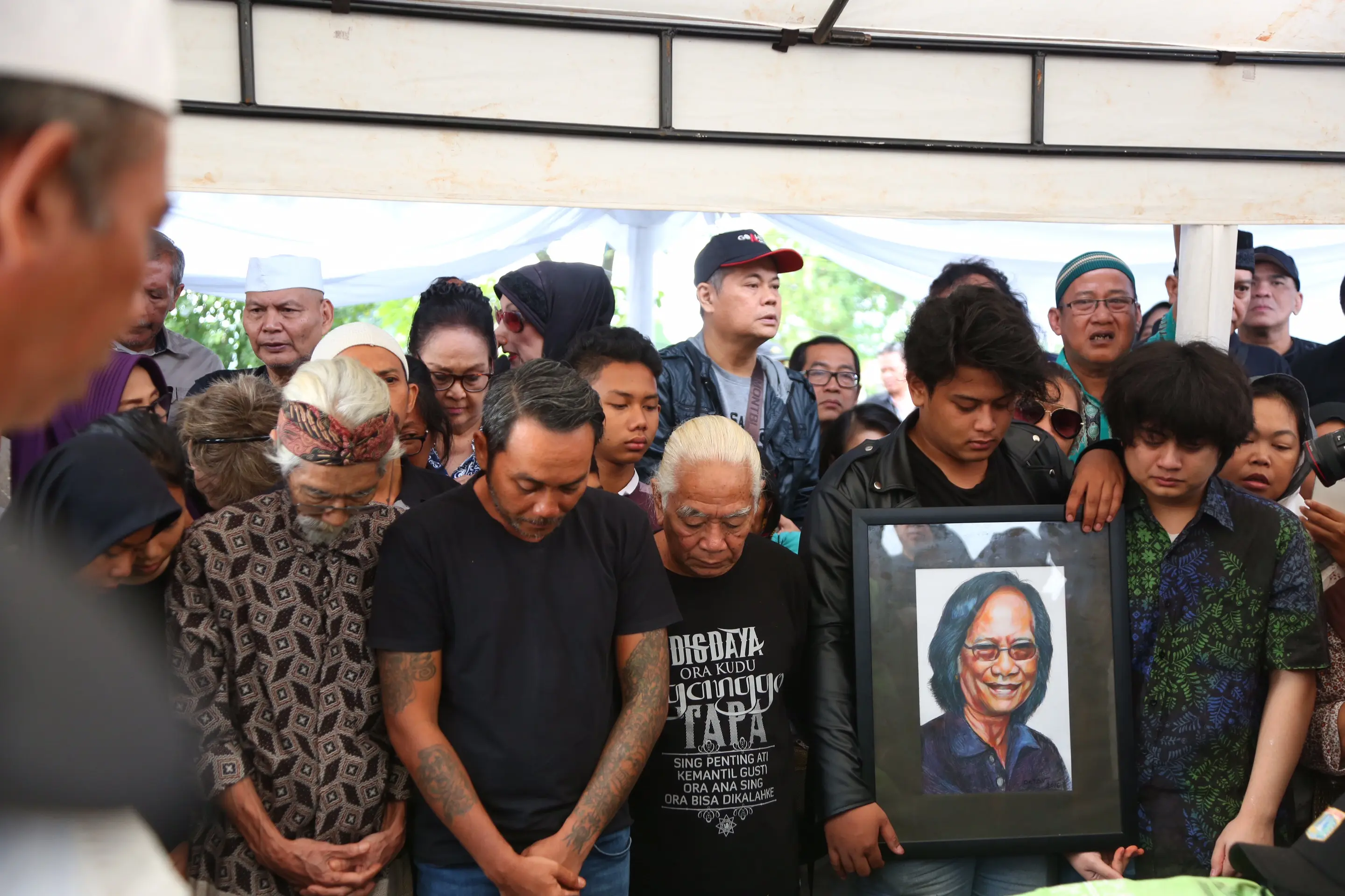 Yon Koeswoyo dikebumikan (Daniel Kampua/Bintang.com)