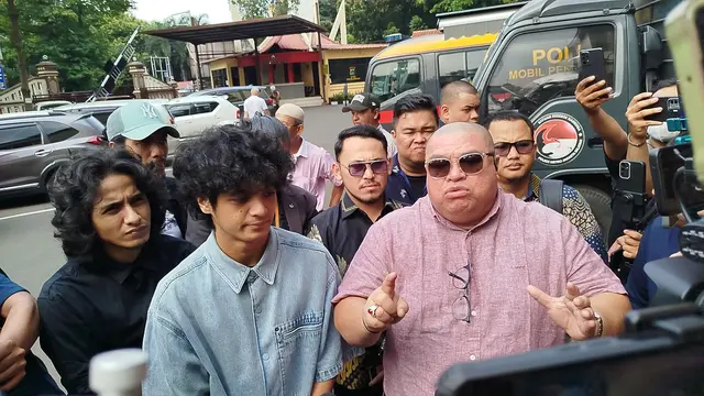 TikTokers Vadel Badjideh bersama penasihat hukumnya, Razman Arif Nasution, menghadiri panggilan Polres Metro Jakarta Selatan, Jumat (4/10/2024). Vadel dipanggil terkait kasus dugaan pencabulan dan aborsi ilegal terhadap anak Nikita Mirzani, Lolly. (Liputa