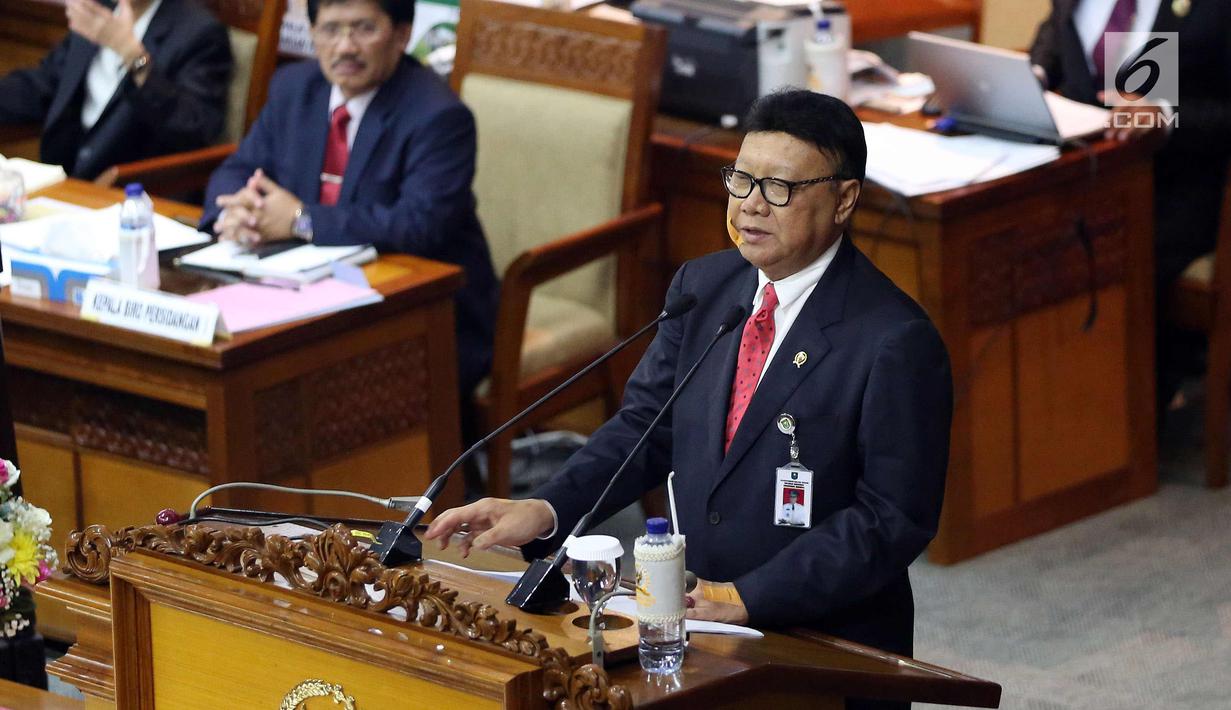 Mendagri, Tjahjo Kumolo menyampaikan pandangan akhir Pemerintah saat sidang paripurna pengesahan PP Pengganti Undang-Undang Nomor 2 Tahun 2017 tentang Perppu Ormas di gedung Parlemen, Senayan, Jakarta, Selasa (24/10). Liputan6.com/Johan Tallo)