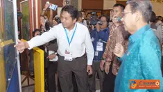 Citizen6, Jakarta: Wapres RI, Boediono beserta Menko Perekonomian, Hatta Rajasa sedang mendapat penjelasan dari Manajer Senior Komunikasi Korporat PLN, Bambang Dwiyanto, tentang program unggulan PLN 2011, di JCC Senayan, Jakarta, Selasa (12/4). (Agus)