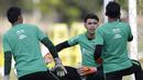 Kiper Timnas Indonesia U-22, Nadeo Argawinata, berdiskusi dengan rekannya saat latihan di Lapangan F Senayan, Jakarta, Jumat (15/11). Latihan ini persiapan jelang Sea Games 2019 Filipina. (Bola.com/Vitalis Yogi Trisna)