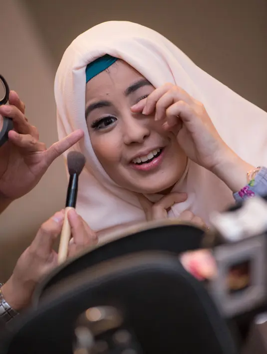 Riasannya memang belum sempurna, namun Risty Tagor sudah terlihat sangat cantik (Desmond Manullang/Bintang.com)