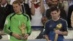 Lionel Messi (kanan) tertunduk lesu usai mendapat trofi Golden Ball di Piala Dunia 2014, Brasil, Senin (14/7/14). (AFP PHOTO/Juan Mabromata)