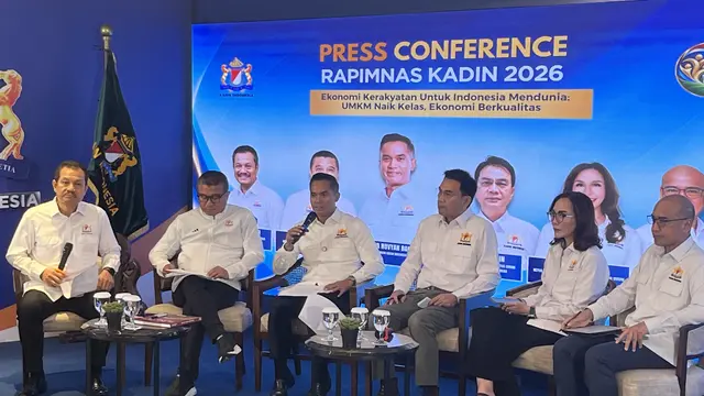 Ketua Umum Kadin Indonesia Anindya Bakrie dan pengurus Kadin lainnya dalam konferensi pers Rapimnas Kadin 2026 di Menara Kadin, Jakarta, Kamis (22/10/2026). (Liputan6.com/Tian)