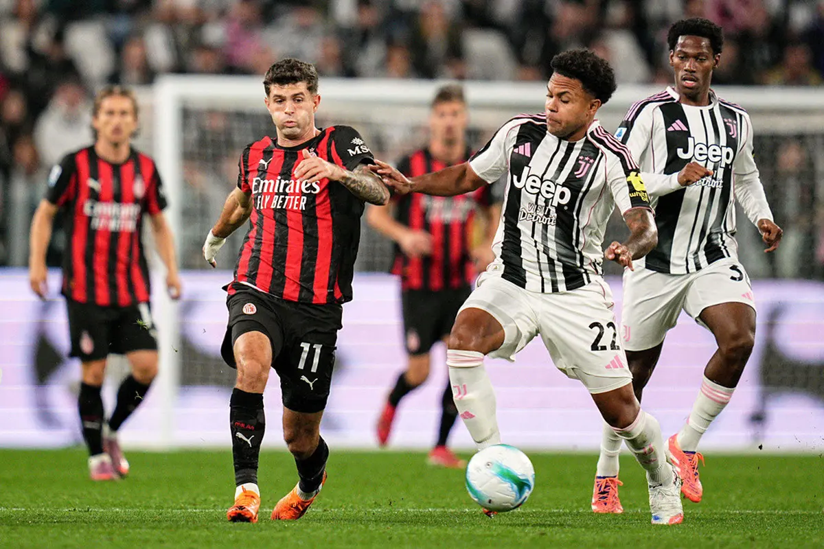 Christian Pulisic (kiri) berebut bola dengan Weston McKennie di laga Juventus vs AC Milan di pekan ke enam Serie A 2025/2026 di Allianz Stadium, Senin (06/10/2025). (Marco Alpozzi/LaPresse via AP)
