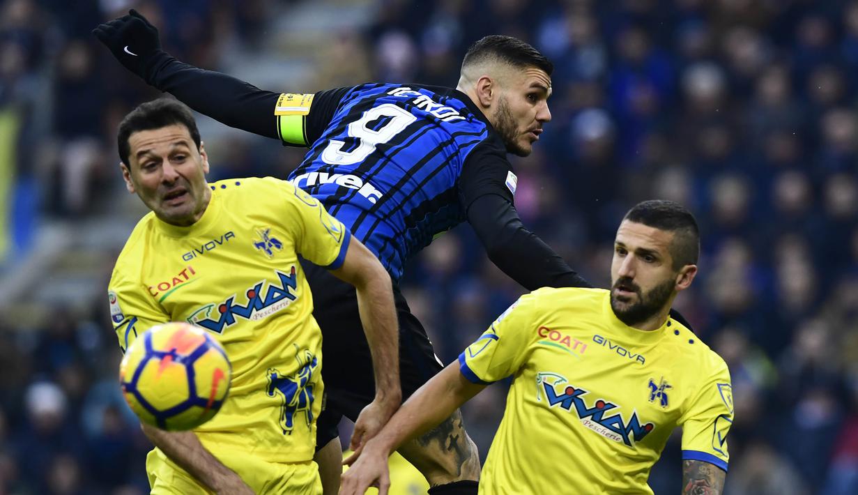 Striker inter Milan, Mauro Icardi, melepaskan sundulan saat melawan Chievo pada laga Serie A Italia di Stadion San Siro, Milan, Minggu (3/11/2017). Inter menang 5-0 atas Chievo. (AFP/Miguel Medina)