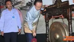 Citizen6, Bogor: MKP Sharif C Sutardjo didampingi Dirjen Perikanan Budidaya Slamet Subiyakto memukul gong sebagai tanda dibukanya Forum udang Nasional di Kota Bogor, Kamis (24/5). (Pengirim: Efrimal Bahri)