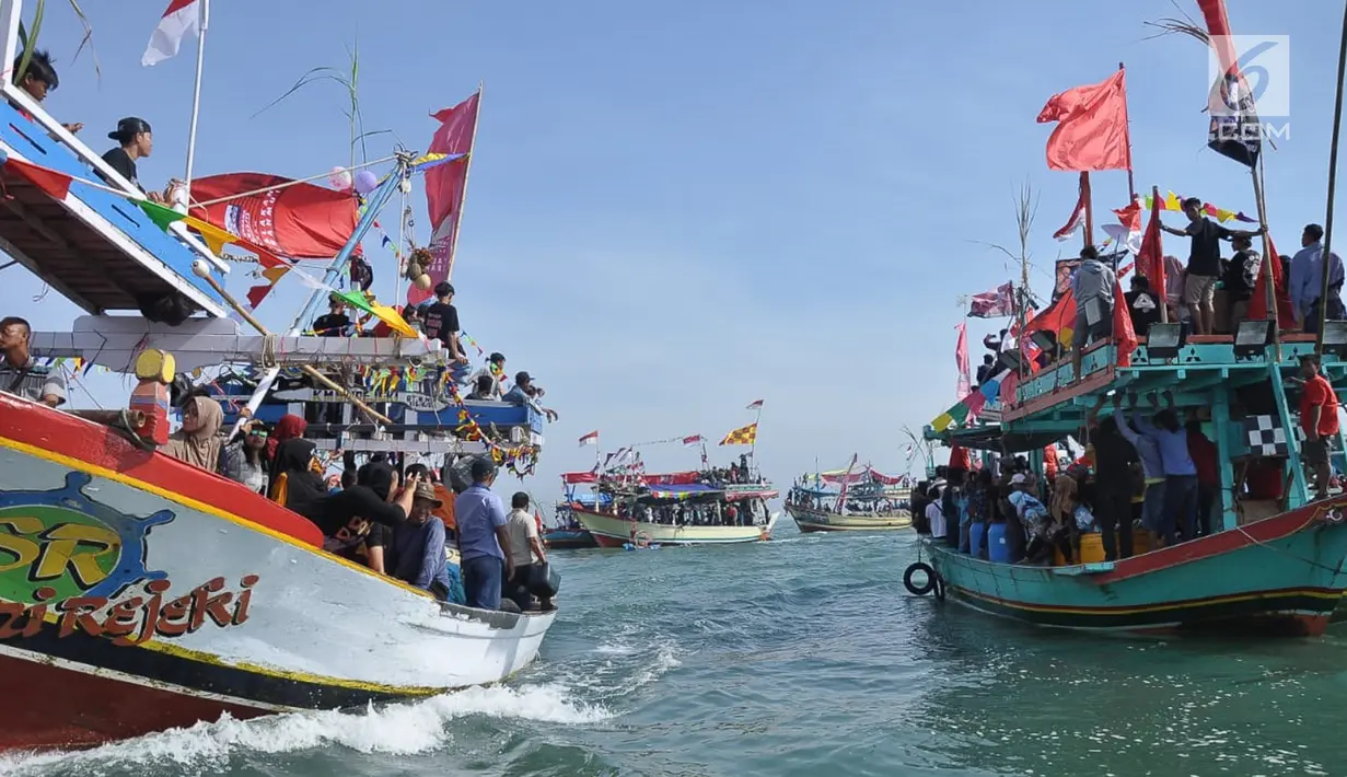 Nelayan Desa Sendang Sikucing Kendal, Jawa Tengah melakukan ritual pesta laut  dengan berdoa bersama di muara pantai, Minggu (7/10). Dalam ritual ini para nelayan kemudian melarung kepala kerbau di  tengah laut. (Liputan6.com/Gholib)
