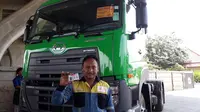 Mahfud, sopir truk gandeng yang mendapat SIM gratis dari UD Trucks Indonesia (Yurike/Liputan6.com)