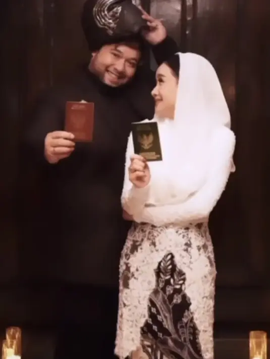 Sementara itu, sang suami tampil dengan busana serba hitam mengenakan jas sambil mengenakan topeng ala Star Wars. @cita_citata