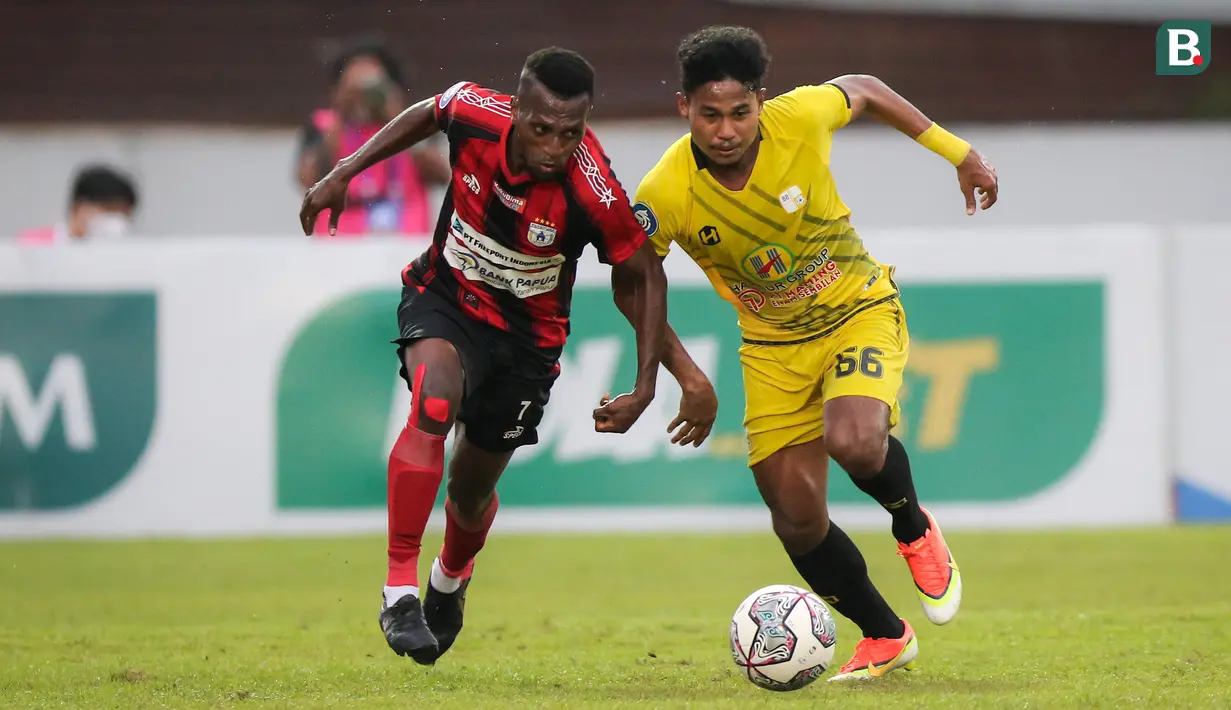 Pemain Persipura Jayapura, Elisa Basna (kiri) dan pemain PS Barito Putera, Bagas Kaffa berebut bola saat laga pekan kesembilan BRI Liga 1 2021/2022 antara Persipura Jayapura melawan PS Barito Putera di Stadion Moch Soebroto, Magelang, Senin (23/10/2021). (Bola.com/Bagaskara Lazuardi)