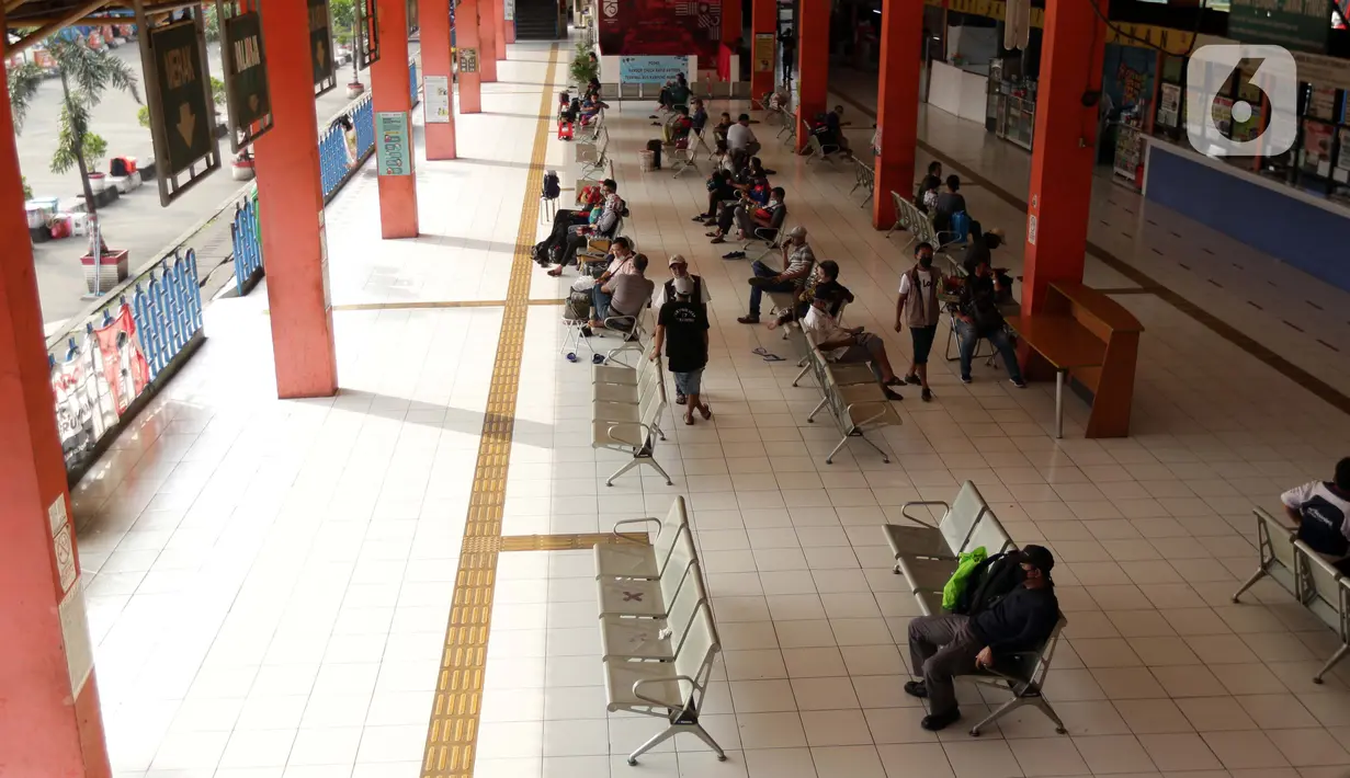 Suasana ruang tunggu keberangkatan di Terminal Kampung Rambutan, Jakarta, Kamis (22/4/2021). Pemerintah resmi memperluas periode larangan mudik lebaran 2021 mulai 22 April sampai 24 Mei 2021 yang tertuang dalam Adendum Surat Edaran (SE) Nomor 13 Tahun 2021. (Liputan6.com/Helmi Fithriansyah)