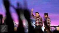 Cagub dan Cawagub DKI Jakarta nomor 2, Ahok - Djarot menyapa undangan dan pendukungnya saat Debat Final Cagub-Cawagub DKI 2017 di Bidakara, Jakarta, Jumat (10/2). (Liputan6.com/Faizal Fanani)