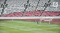 Aktivitas pekerja saat perawatan lapangan Stadion Utama Gelora Bung Karno Senayan, Jakarta Pusat, Kamis (12/1/2023). Perawatan kebersihan Stadion berkapasitas 88.083 penonton tersebut dilakukan secara rutin jelang pertandingan Internasional Sepakbola U-20 di Indonesia yang diikuti 24 negara untuk ajang bergengsi sepak bola yang akan berlangsung 20 Mei hingga 11 Juni 2023 mendatang. (merdeka.com/Iqbal S Nugroho)