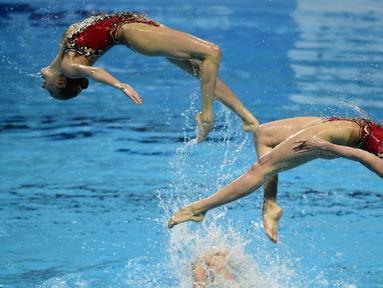 Tim putri Rusia beraksi di nomor final Team Free Combination renang indah Kejuaraan Dunia Akuatik 2015 di Kazan, Rusia. (1/8/2015). (AFP Photo/Martin Bureau)