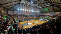 Penonton IBL 2023 seri 1 yang membludak di GOR Merpati Denpasar saat game terakhir Bali United Basketball menghadapi Evos Thunder Bogor. (Maheswara Putra/Bola.com)