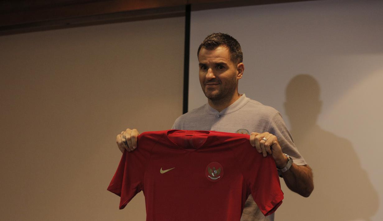 Pelatih Timnas Indonesia, Simon McMenemy, memegang jersey saat jumpa pers di Hotel Sultan, Jakarta, Kamis (24/1). Pada keterangannya, Simon ingin membawa timnas mengalami kenaikan ranking hingga peringkat 120. (Bola.com/Okie Prabhowo)