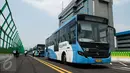 Bus transjakarta Koridor 13 (Ciledug-Tendean) berhenti saat uji coba di Halte Siskoal, Jakarta, Senin (15/5). Koridor ini direncanakan akan beroperasi pada Hari Ulang Tahun Kota Jakarta 22 Juni mendatang. (Liputan6.com/Gempur M Surya)