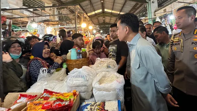 Wakil Presiden (Wapres) Gibran Rakabuming Raka meninjau Pasar Flamboyan, Kota Pontianak, Kalimantan Barat (Kalbar), Sabtu (23/08/2025).