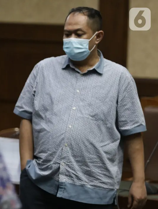 Terdakwa dugaan tindak pidana korupsi pengadaan tanah di Munjul, Jakarta Timur, Tommy Adrian usai mengikuti sidang pembacaan tuntutan di Pengadilan Tipikor Jakarta, Kamis (10/2/2022). Tommy Adrian dituntut pidana penjara selama 7 tahun dan denda 500 juta. (Liputan6.com/Helmi Fithriansyah)