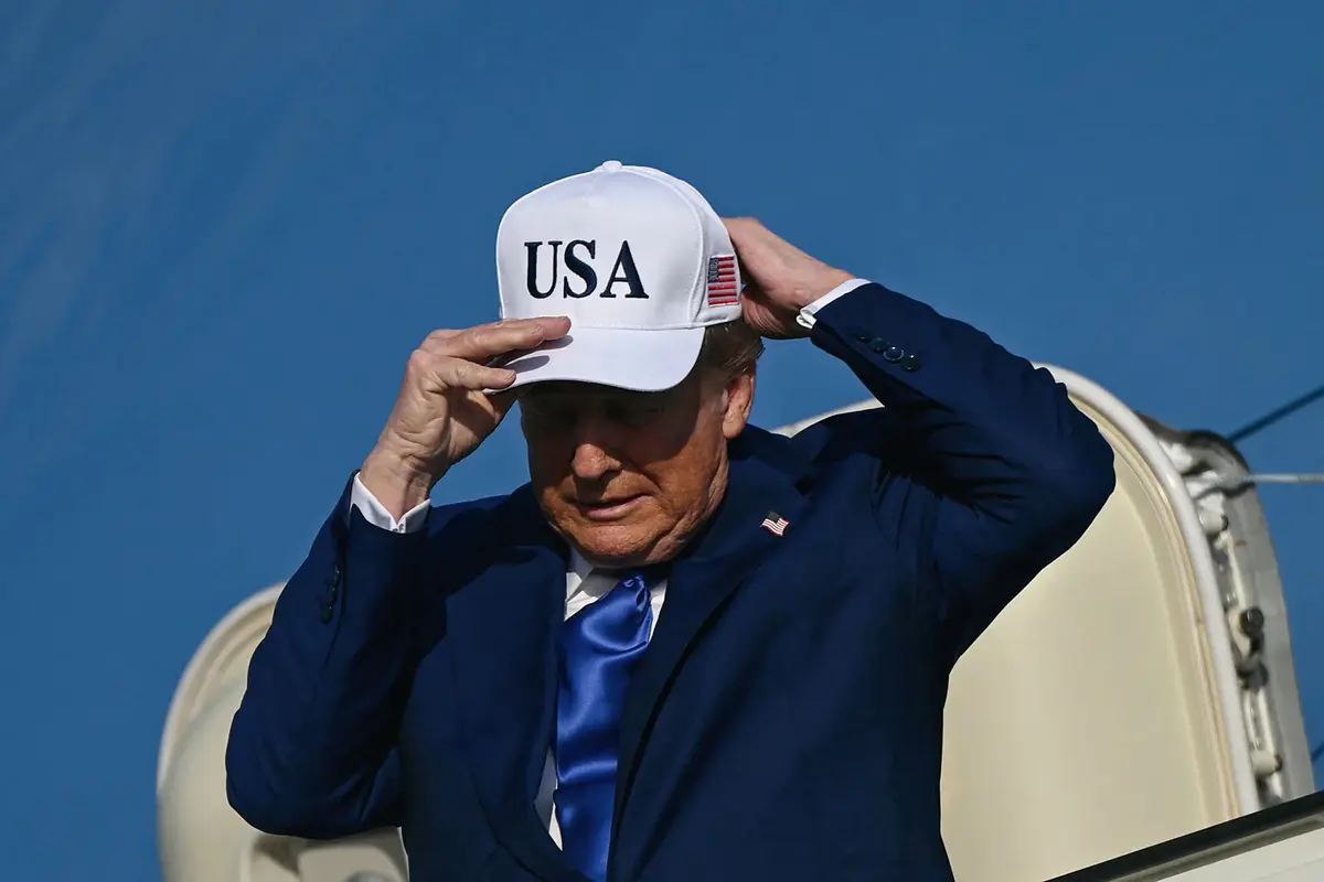 Presiden AS Donald Trump saat keluar dari Air Force One, yang mendarat di bandara Schiphol, Amsterdam, untuk menghadiri pertemuan puncak NATO di Den Haag, pada 24 Juni 2025.