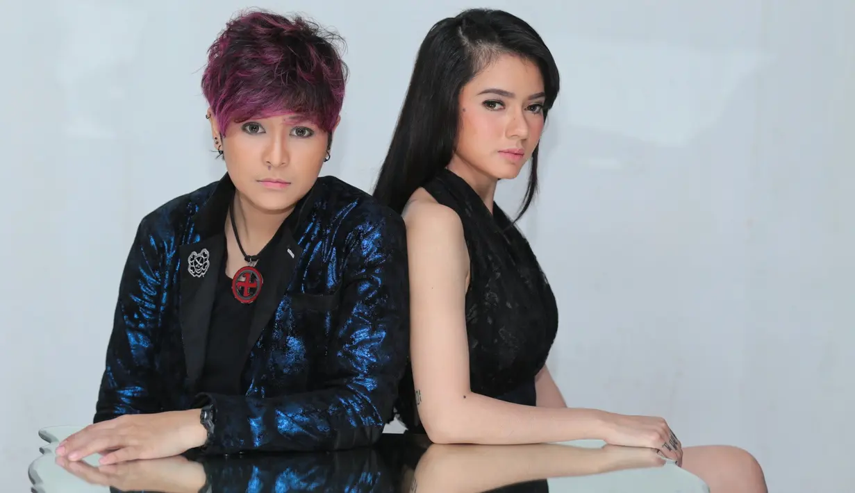 "Kalau lirik beda banget sama The Virgin. Kalau The Virgin lebih berat liriknya kali, Black Champagne lebih ringan. Terus aransemen juga jauh banget The Virgin ngeband banget, kalau Black Champagne elektronik." Ujar Mitha. (Adrian Putra/Bintang.com)